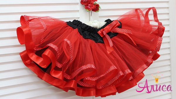 Юбка красная на черной кокетке с лентами в горох