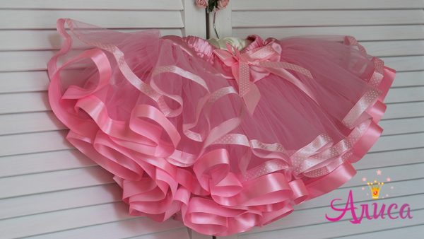 Юбка розовая на кокетке с бледно розовыми лентами в горошек
