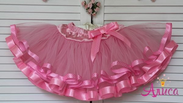 Юбка розовая на кокетке с бледно розовыми лентами в горошек