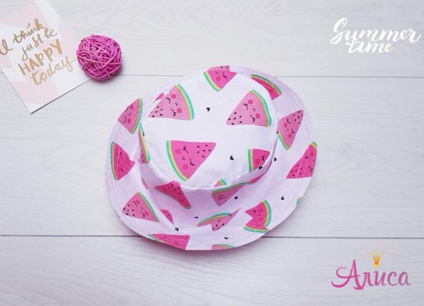 Арбузные дольки на малиновом