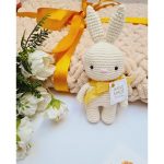 Вязанная игрушка ручной работы "Зайка в молочном"