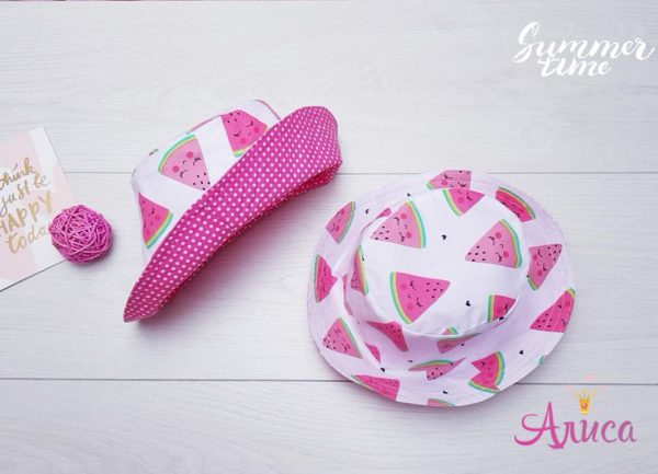 Арбузные дольки на малиновом