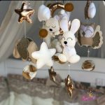 Мобиль из фетра на кроватку "Зверюшки в бежево-золотистых оттенках"