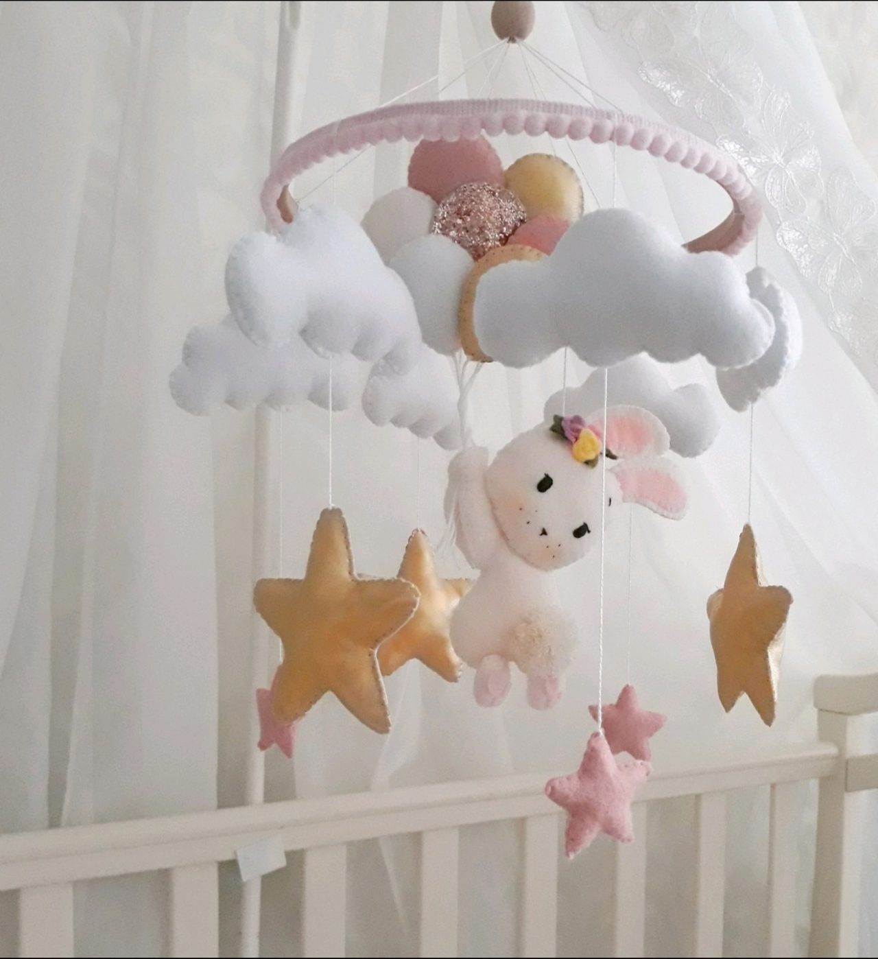 Мобиль из фетра на кроватку "Зайчик"