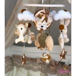 Мобиль из фетра на кроватку "Зверюшки в бежево-золотистых оттенках"