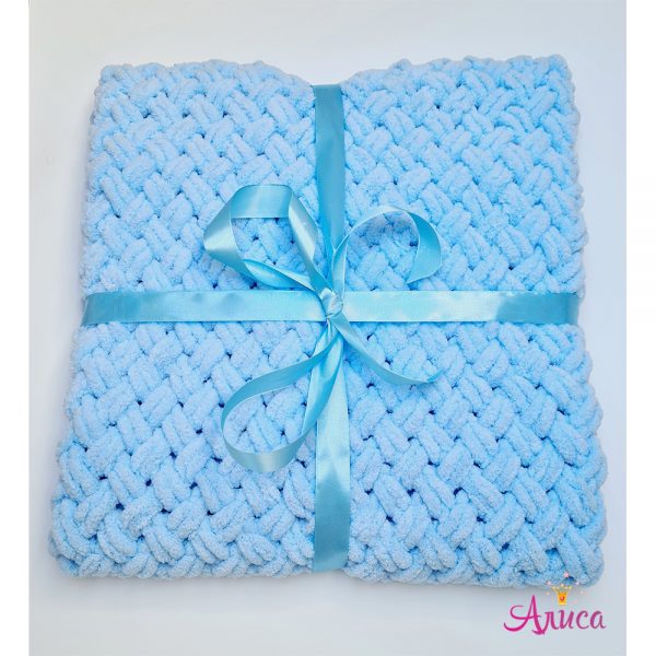 Плед вязаный для новорожденных в голубом цвете