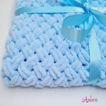 Плед вязаный для новорожденных в голубом цвете