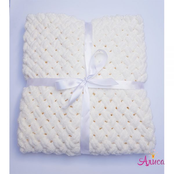 Плед вязаный для новорожденных в молочном цвете