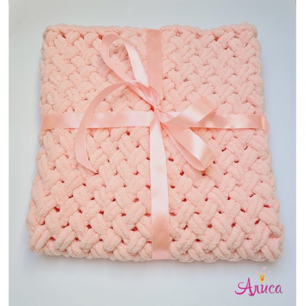 Плед вязаный для новорожденных в персиковом цвете