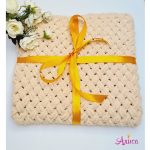 Плед вязаный для новорожденных в светло-бежевом цвете