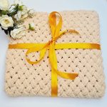 Подарочный набор вязанный плед бежевого цвета и игрушка на выбор