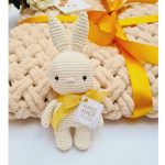 Подарочный набор вязанный плед бежевого цвета и игрушка на выбор