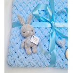 Подарочный набор вязанный плед голубого цвета и игрушка зайчик