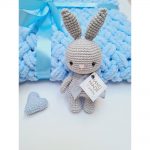 Подарочный набор вязанный плед голубого цвета и игрушка зайчик ручной работы