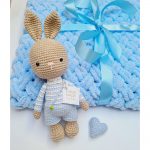 Подарочный набор вязанный плед голубого цвета и погремушка зайчик в комбинезоне