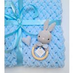 Подарочный набор вязанный плед голубого цвета и погремушка зайчик