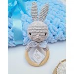 Подарочный набор вязанный плед голубого цвета и погремушка зайчик ручной работы