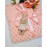 Подарочный набор вязаный плед пудрово-розового цвета и игрушка на выбор