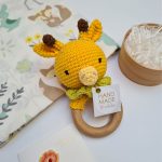 Погремушка ручной работы "Жирафик" с воротничком оливкового цвета