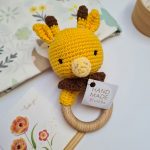 Погремушка ручной работы "Жирафик" с воротничком шоколадного цвета