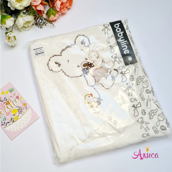 Полотенце с уголком для купания новорождённого в молочном цвете