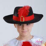 шляпа мушкетера с пером детская