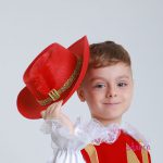 шляпа мушкетера с пером детская