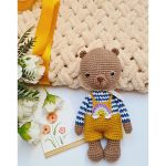Вязанная игрушка ручной работы "Мишутка в комбинезоне"