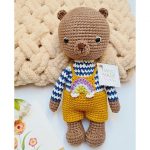Вязанная игрушка ручной работы "Мишутка в комбинезоне"
